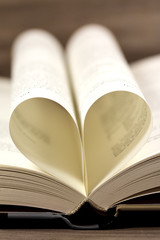 Seiten eines Buches bilden ein Herz
