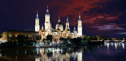 Obraz premium Basilica di Nostra Signora del Pilar, Saragozza - Panorama notturno sul fiume Ebro