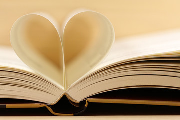 Seiten eines Buches bilden ein Herz