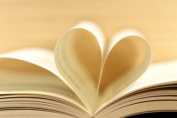 Seiten eines Buches bilden ein Herz