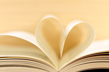 Seiten eines Buches bilden ein Herz