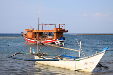 Obraz premium Balinesische Jukung vor Holzboot