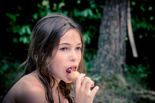 Fillette mangeant une glace