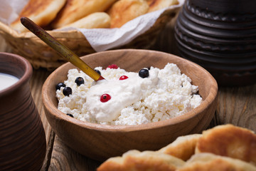 Cottage cheese with sour cream, ripe blueberries and currants