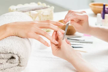 Foto op Plexiglas Manicure Manicure behandeling bij nagelsalon