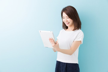 タブレットを見る女性