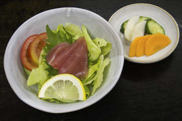 マグロのサラダと漬物
