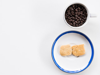 Fototapeta na wymiar Dark roast coffee beans in the white cup