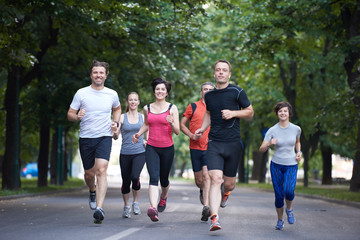 Menschengruppe joggen