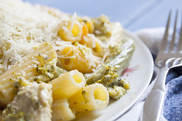 Chicken and broccoli with penne pasta, with garlic sauce and cheese
