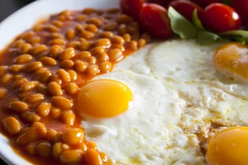 Photo sur Plexiglas Oeufs sur le plat petit-déjeuner avec des œufs au plat et des haricots, gros plan