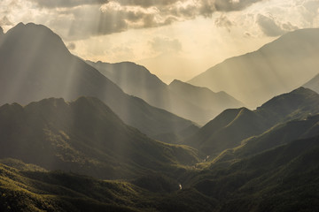 Ombre de couche de montagne avec coup de silhouette de rayon de soleil