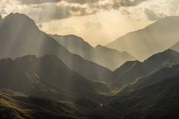 Photo sur Plexiglas Colline Ombre de couche de montagne avec coup de silhouette de rayon de soleil