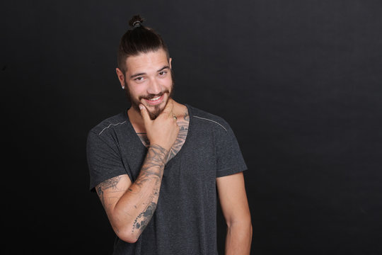 Sympatischer junger Mann mit Bart und Tattoo