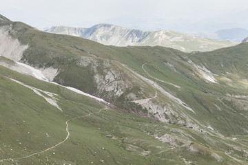 Sentiero di montagna. Trekking escursionismo sugli Appennini