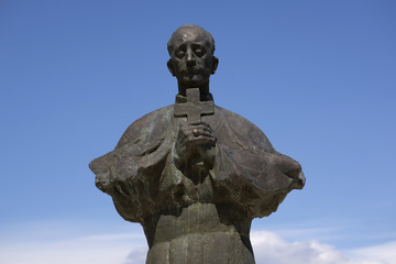Fototapeta na wymiar Prapatnica - statue of cardinal Stepinac