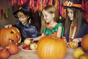 Cooperation during the work on carving a pumpkin