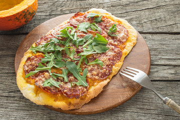 Pizza mit Kürbis, Chorizo Salami und Ruccola