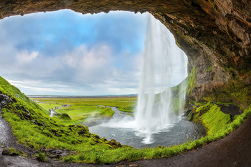 Fototapeta premium Wodospad Seljalandsfoss w lipcu