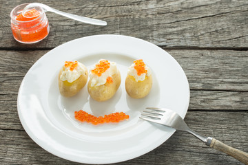 Kartoffeln mit Creme fraiche und Kaviar vom Lachs