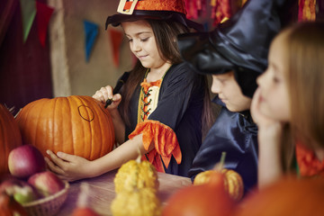 Obraz premium Group of children decorating Halloween pumpkins