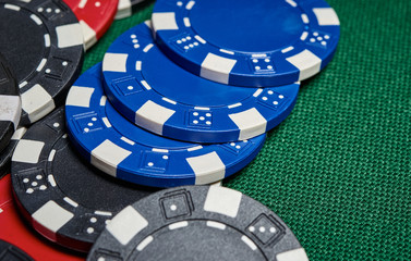 Naklejka premium Poker chips on table