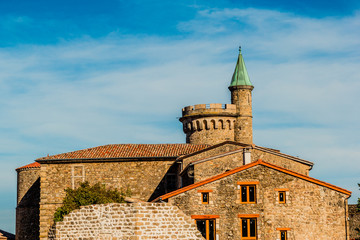 Le château de Virieu dans le vieux bourg de Pélussin