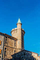 Fototapeta na wymiar Le donjon du château de Virieu dans le vieux bourg de Pélussin