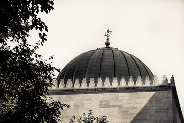 Obraz premium The Heroes' Memorial Temple near Dohany Street Synagogue at the Jewish quarter in Budapest, Hungary 