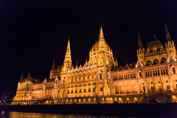Fototapeta premium The Hungarian Parliament at night, Budapest, Hungary 