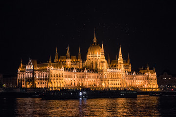 Fototapeta premium The Hungarian Parliament at night, Budapest, Hungary 