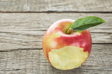 Angebissener roter Apfel