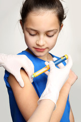 Lekarz diabetolog, zastrzyk . Dziewczynka chora na cukrzycę podczas  podawania zastrzyku z insuliny. - obrazy, fototapety, plakaty