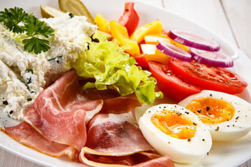 Breakfast - boiled egg, bacon, cottage cheese and vegetables