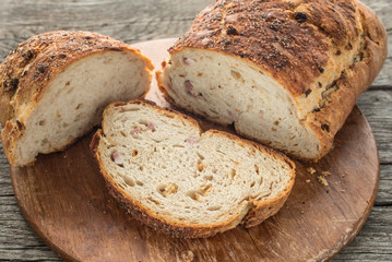 Scheibe Weissbrot mit Zwiebeln und Speck