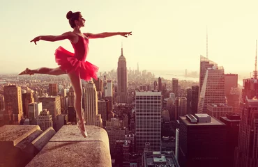 Abwaschbare Fototapete Foto des Tages Balletttänzerin vor der Skyline von New York