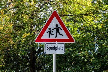 Schild Achtung Spielplatz