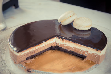 Chocolate-vanilla mousse cake with Glsaz of chocolate and two white macaroons 
