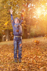 Bengel wirft Laub in die Luft