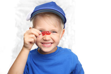 Ortodoncja dziecięca, przedszkolak z aparatem ortodontycznym.Mały chłopiec z aparatem ortodontycznym  - obrazy, fototapety, plakaty