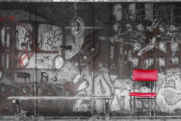 Roter Stuhl in Bushaltestelle, Graffiti
