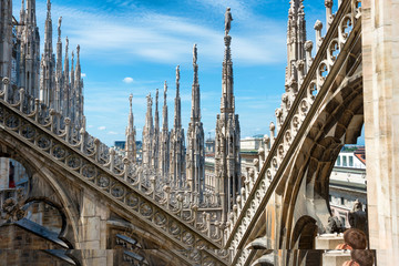 Fototapeta premium Posągi na dachu słynnej katedry Duomo w Mediolanie