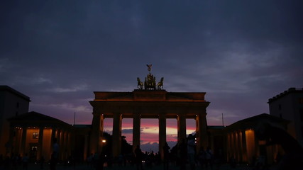 Berlin - Brandenburger Tor mit Touristen bei Sonnenuntergang im Zeitraffer