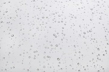 gocce di pioggia sulla finestra e cielo nuvoloso