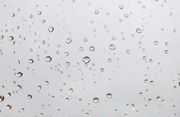 gocce di pioggia sulla finestra e cielo nuvoloso