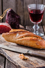 Brotzeit mit Wein und Schinken