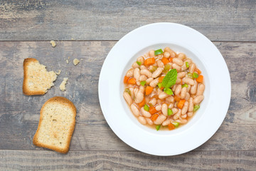 white beans with carrot and green pepper