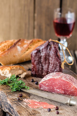 Rustikale Brotzeit mit Wildschinken