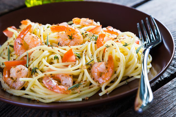 Pasta with shrimp and sesame