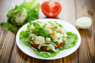 salad with cauliflower, tomatoes and herbs